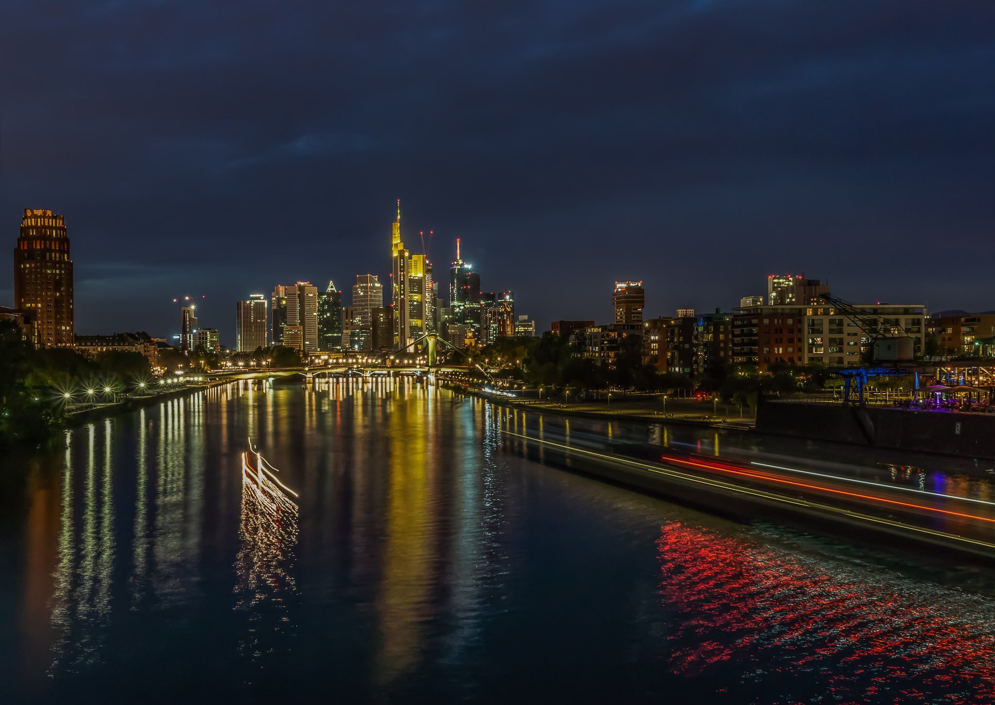 Frankfurt am Main - Nachtfotografie mit Lichtzieher 