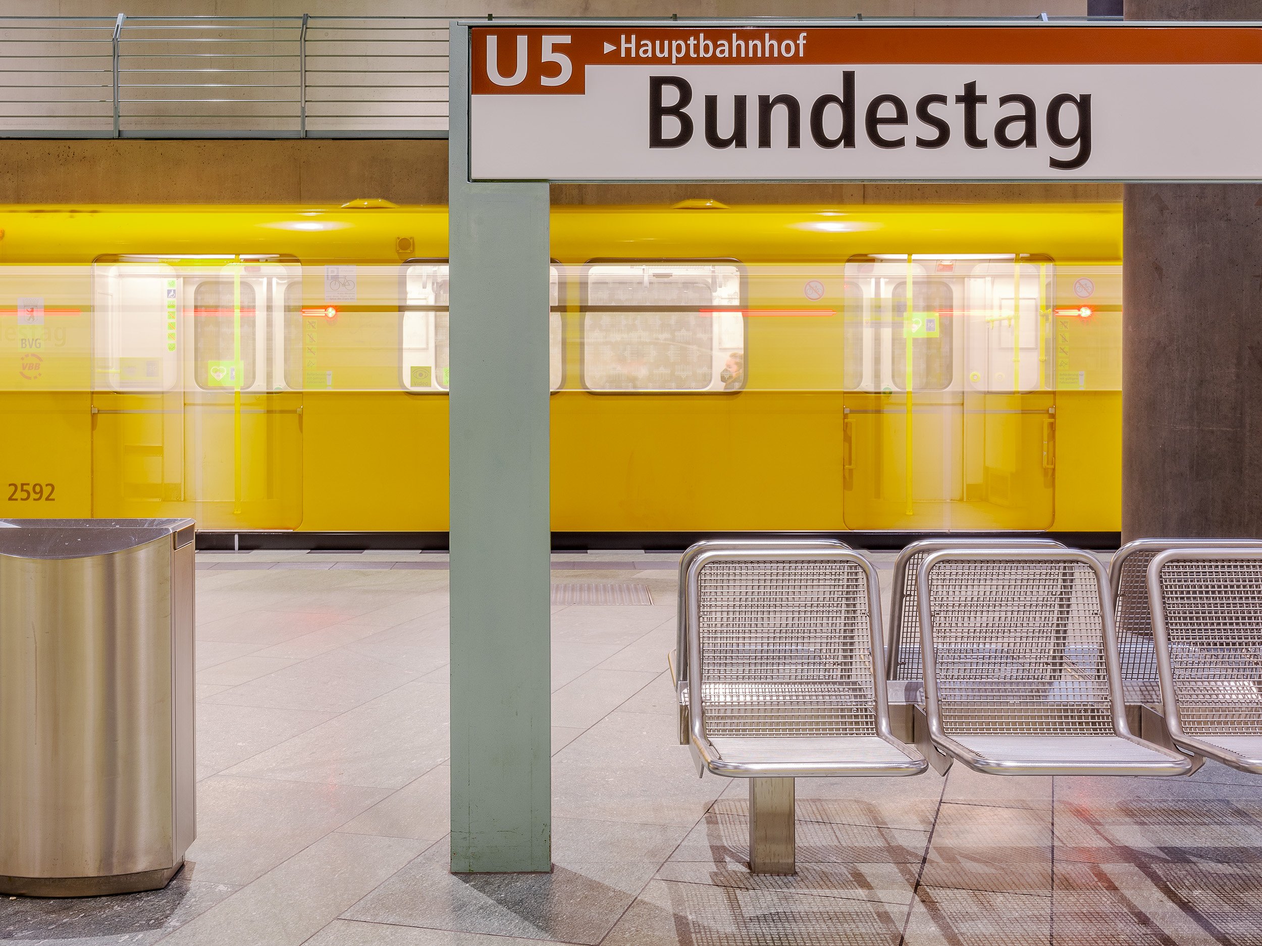 U-Bahn am Bundestag in Berlin (Lichtzieher)