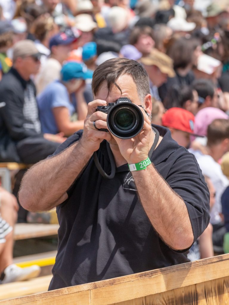 Fotograf Andreas Maul beim Fotografieren auf einem Event – professionelle Eventfotografie