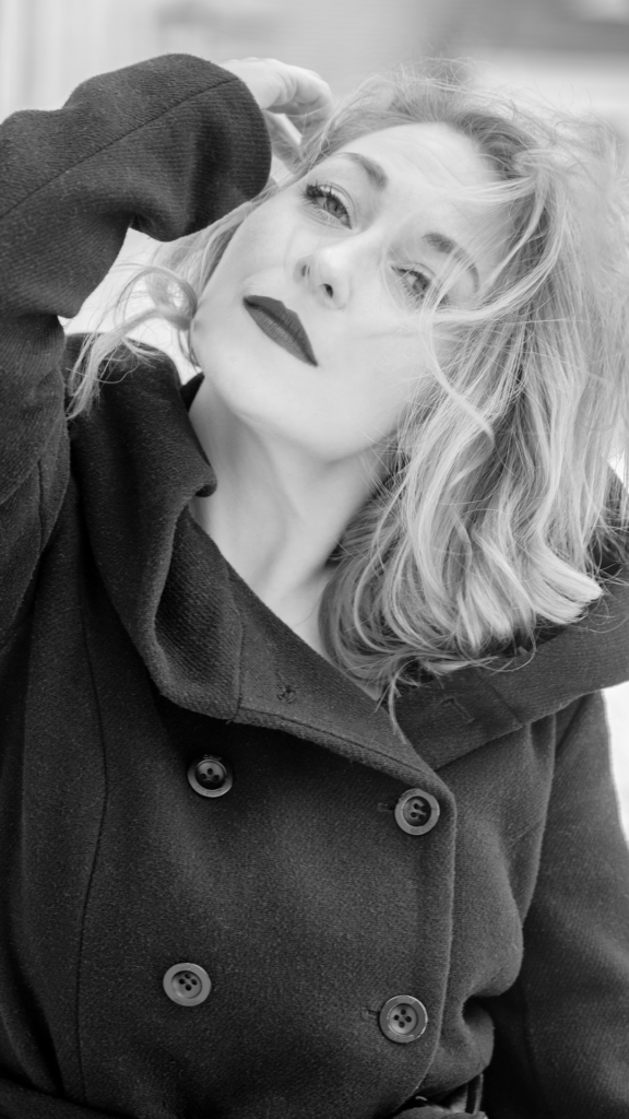 Katja beim ersten Shooting – lachendes Portrait im Winter