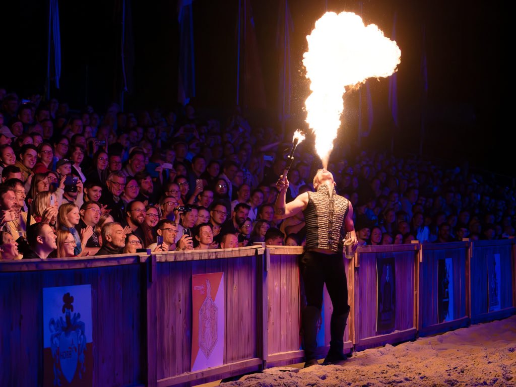 Feuerspucker zeigt spektakuläre Flammen bei einer Outdoor-Performance