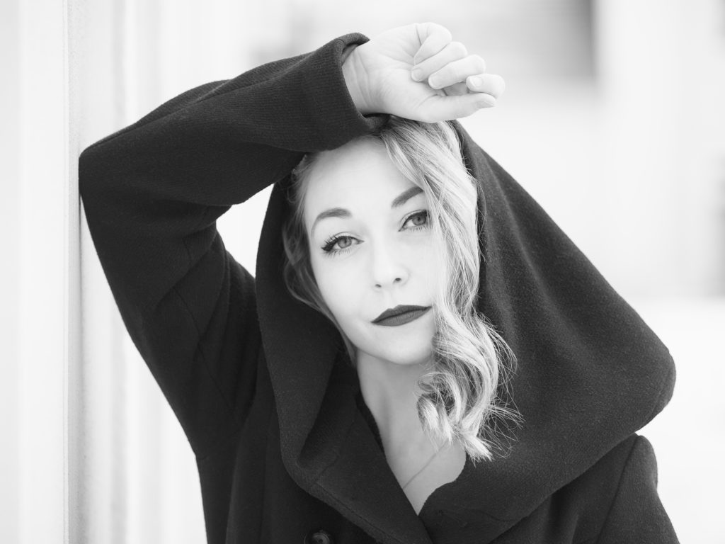 Katja beim ersten Shooting – Schwarz-Weiß Portrait