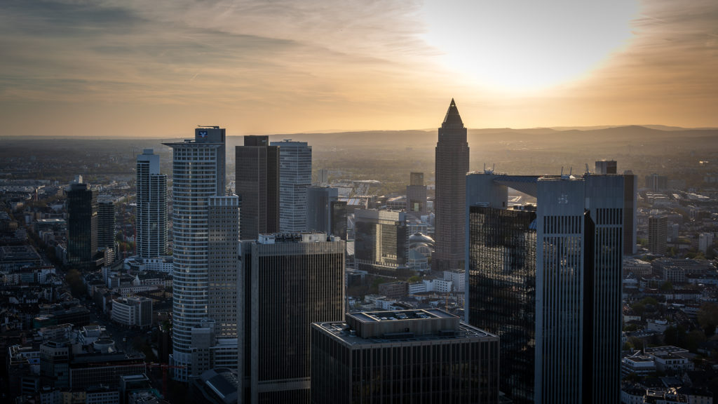 Panorama der Frankfurter Skyline im Abendlicht