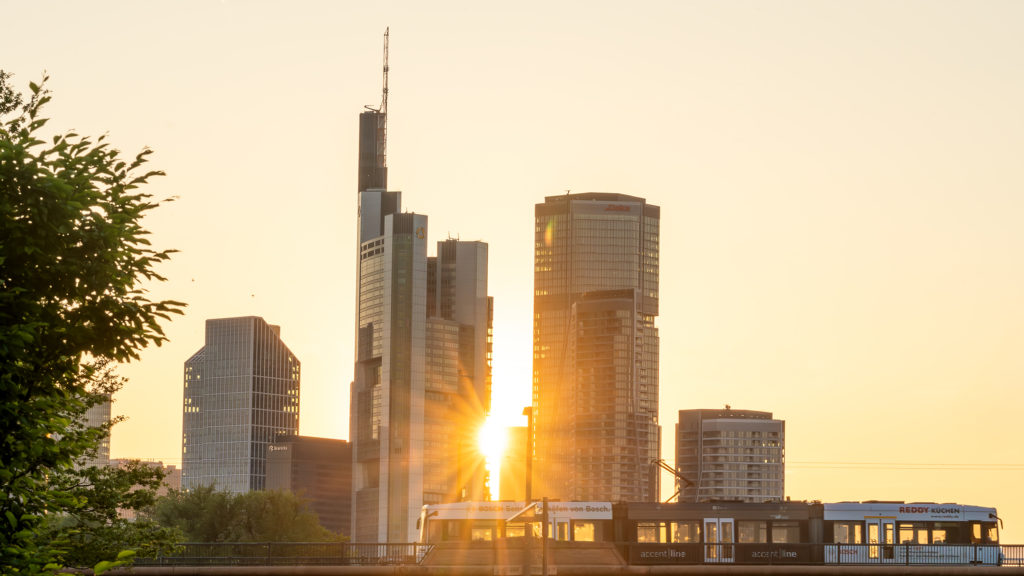 Skyline von Frankfurt im goldenen Sonnenuntergang
