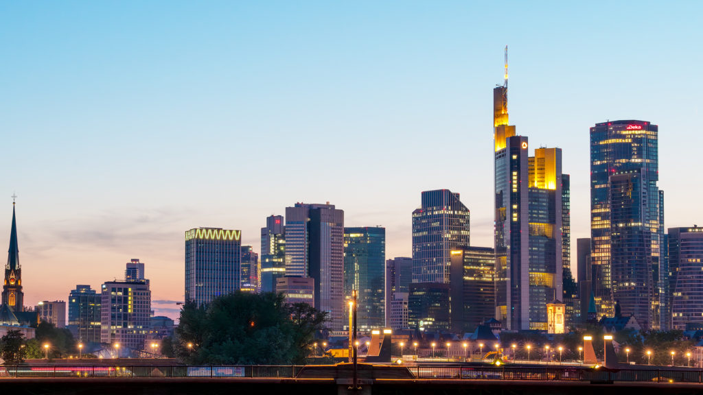 Panorama der Frankfurter Skyline bei Sonnenuntergang mit Hochhäusern und Mainufer