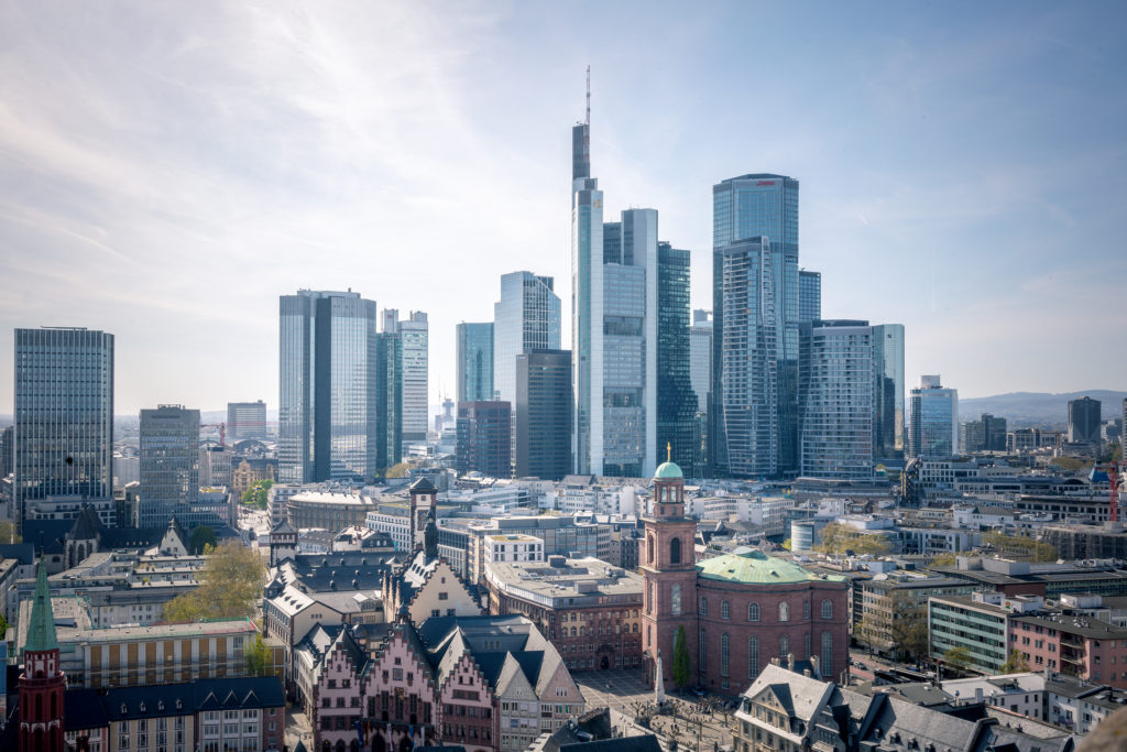 Frankfurter Dom mit Skyline im Hintergrund bei Abendlicht