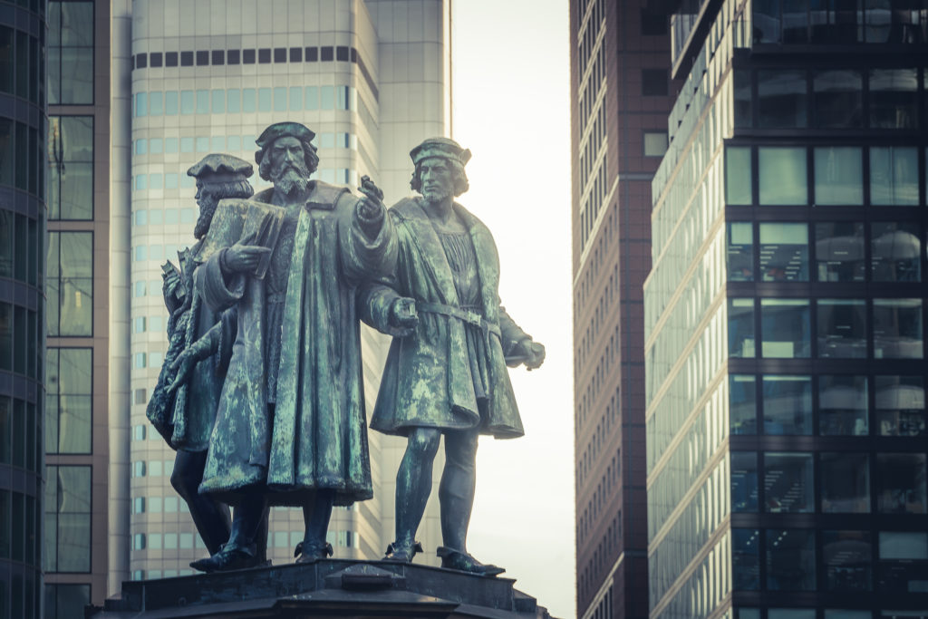 Fotowalk Frankfurt: Gutenberg-Denkmal vor der Skyline