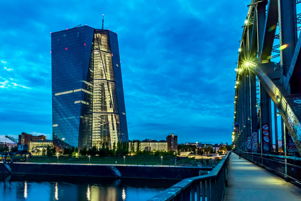EZB Frankfurt zur Blauen Stunde mit Skyline im Hintergrund
