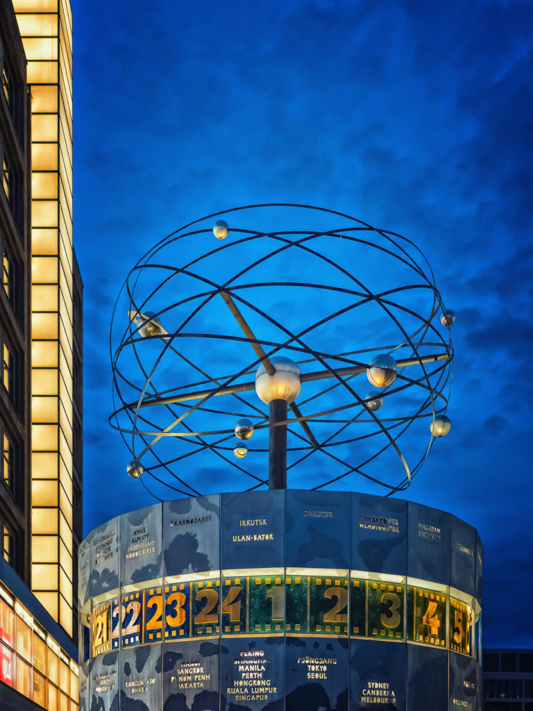 Weltzeituhr auf dem Alexanderplatz in Berlin bei blauer Stunde – stimmungsvolle Stadtfotografie