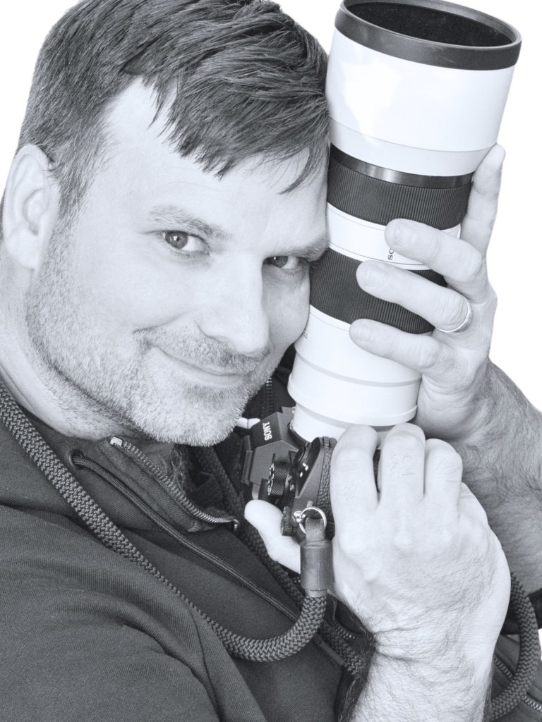 Hochzeitsfotograf Andreas Maul mit Kamera bei einer Trauung im Main-Kinzig-Kreis